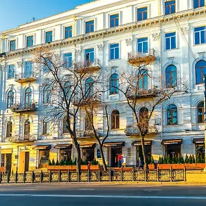Otel Rustaveli ***
